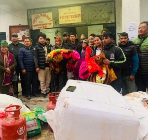 पोखराका कलाकर्मीहरुद्वारा रुकुमका भूकम्प प्रभावितलाई राहत हस्तान्तरण